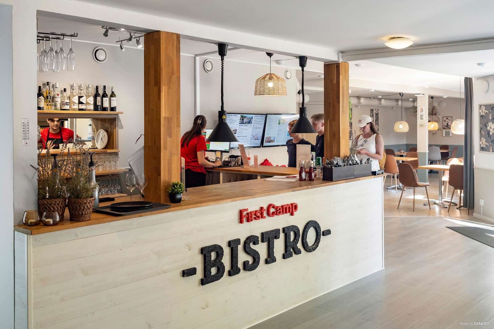 Bistro, restaurang och reception på First Camp Torekov - Båstad