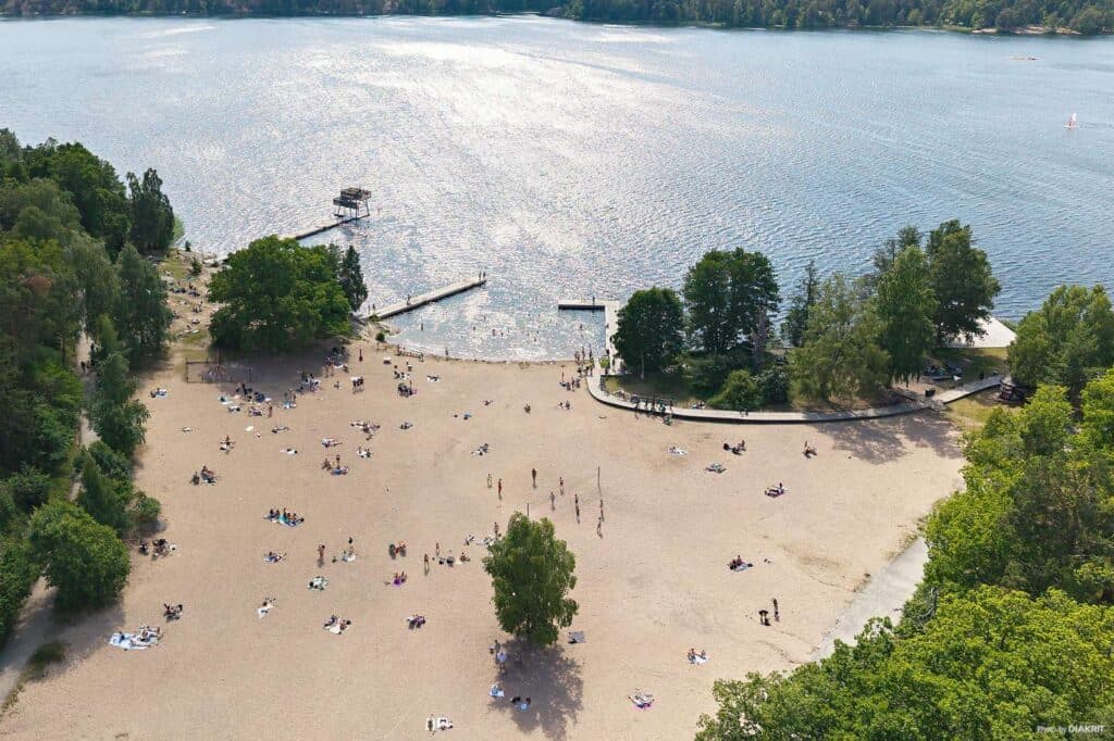 City Stockholm drönarbild över strand, natur och människor som badar