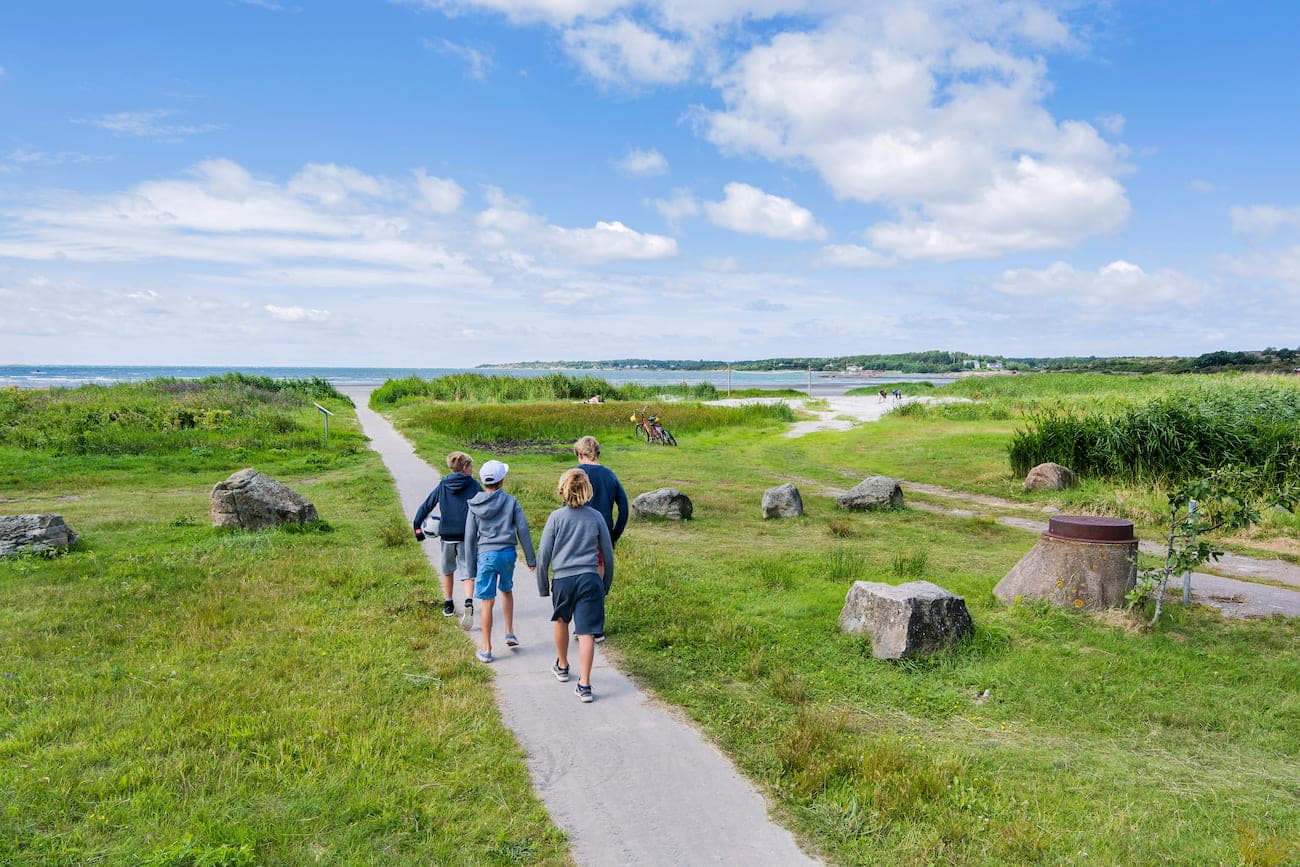 Camping under för- och eftersäsongen på First Camp Kärradal - Varberg. Barn som är på väg till stranden.